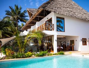 马特姆维Alladin Boutique Beach Hotel and SPA Zanzibar的别墅前设有游泳池