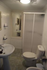 卡斯特里尔CASA DEL VIDRIO的浴室配有卫生间、盥洗盆和淋浴。