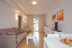 克里斯托港Apartamentos Vista Alegre Mallorca的带沙发和电视的客厅