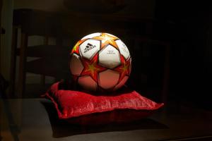 巴奎伊拉-贝莱特Hotel MIM Baqueira Luxury & SPA的红色枕头顶上的足球球