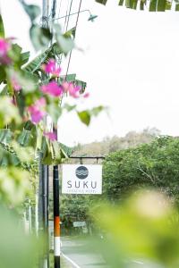 塞隆贝拉纳克Suku Lifestyle Hotel的路旁寿司餐厅的标志