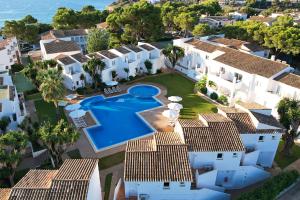 克里斯托港Apartamentos Vista Alegre Mallorca的享有带游泳池和房屋的别墅的空中景致