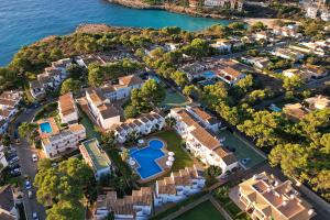 克里斯托港Apartamentos Vista Alegre Mallorca的享有度假村的空中景致,设有游泳池