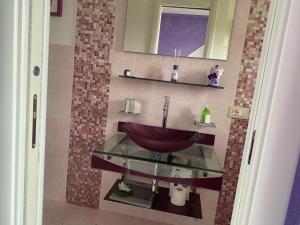 法布罗La Bomboniera di Marco的一间带玻璃水槽和镜子的浴室