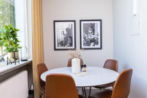 马卡吕德马卡吕德斯托拉酒店的白色的用餐室配有白色的桌椅
