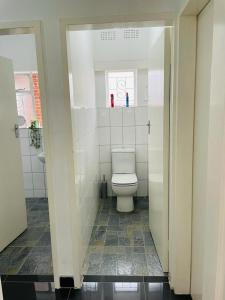 布拉瓦约Remarkable 2-Bed House in Bulawayo的白色的浴室设有卫生间和水槽。