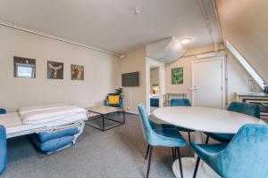 奥斯陆奥斯陆智能酒店的配有一张床和一张桌子及椅子的房间