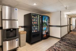 安大略安大略红狮酒店的冰箱里的自动售货机