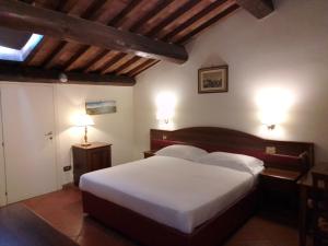 佛罗伦萨赫莱斯克兰斯酒店的卧室配有一张带两个灯的大白色床