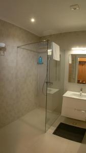 索非亚Луксозно студио One Place in Sofia A1 - Лозенец的带淋浴和盥洗盆的浴室