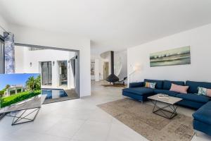 埃尔托罗2705 - Schicke Villa in Santa Ponsa Nova的客厅配有蓝色的沙发和桌子