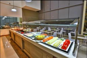 巴西利亚Flat 1015 - Comfort Hotel Taguatinga的餐厅提供的自助餐,包括水果和蔬菜