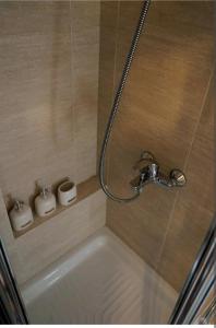 米蒂利尼Havenly Loft的设有带水槽和水龙头的浴室淋浴