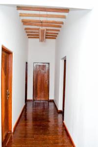 南威Ondo House的空的走廊,有白色的墙壁和木制天花板