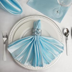 伦敦1st Class Covent Garden Residences for 1st Class Guests的一张桌子上盘子上的蓝色连衣裙