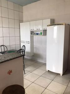 巴拉-杜加萨斯Espaço Magalhães的厨房配有白色冰箱和桌子