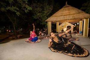 阿杰梅尔Swad Ri Dhani, Ajmer的一群女孩在凉亭前跳舞