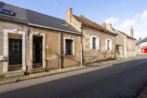 Noyen-sur-SartheMaison d'une chambre avec terrasse amenagee et wifi a Noyen sur Sarthe的街道边的一座古老建筑