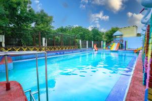 阿杰梅尔Swad Ri Dhani, Ajmer的一个带滑梯和游乐场的大型游泳池