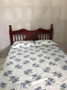 巴拉-杜加萨斯Espaço Magalhães的一张带蓝色和白色棉被的床