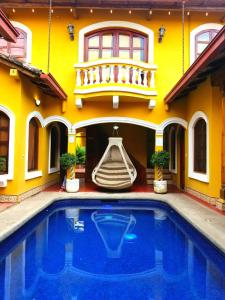 格拉纳达Casa del Agua的大楼前带游泳池的房子