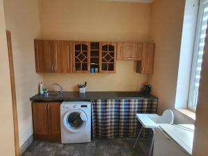 叶尔加瓦Vecais cels 25C的厨房配有洗衣机和水槽