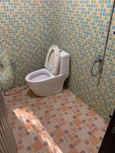 Krua Chehe Resort ครัวเจ๊ะเห รีสอร์ท的浴室配有带座椅的卫生间。