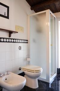 巴勒莫Attico con terrazza sul porto的一间带卫生间和水槽的浴室