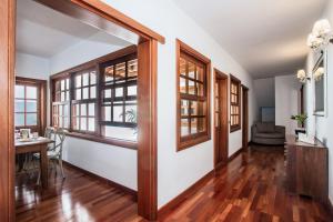 特吉塞Guanapay Home en el Centro de Teguise的客厅设有桌子和窗户。
