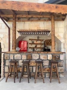 于尔居普Nujel'm Cappadocia的一个带凳子和石墙的酒吧