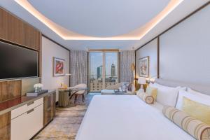 利雅德Mandarin Oriental Al Faisaliah, Riyadh的一间酒店客房,配有一张大床和一台平面电视