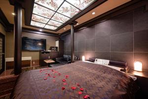 横滨地铁情趣酒店（仅限成人）的一间卧室配有一张红色玫瑰花大床