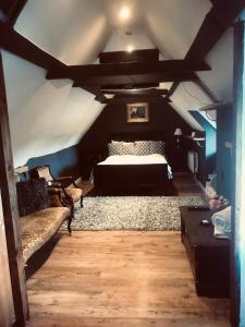 Goffs OakTudor House - Double Room - Shared Bathroom的阁楼上的卧室配有一张大床