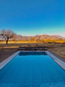 蒂诺加斯塔Encuentro de Almas (Soulmate Encounter)的沙漠中的一个游泳池,有山