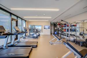 奥斯汀Natiivo的健身房,配有各种跑步机和机器
