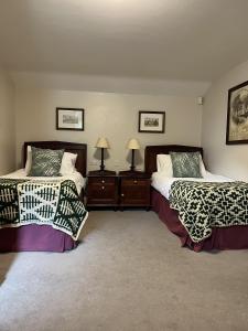 达克斯福德John Barleycorn的一间卧室配有两张床和两盏灯。