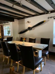 达克斯福德John Barleycorn的用餐室配有大型木桌和椅子