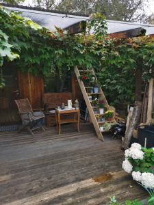慕尼黑Atelier & Gardenhouse Glamping的木甲板,配有桌子和凉亭
