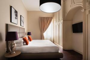 那不勒斯Caracciolo 13 Rooftop & Suites的卧室设有白色的床和大窗户