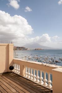 那不勒斯Caracciolo 13 Rooftop & Suites的享有水景和船景的阳台