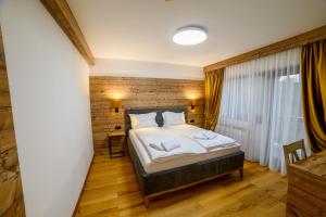 古拉哈莫卢洛伊Chalet First Hill的一间卧室设有一张床和木墙