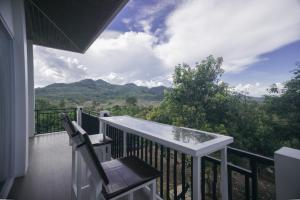 Batu-BatuHakata Lejja near Natural Hot spring的阳台配有桌椅,享有山景。