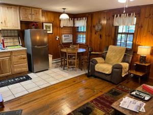 马吉谷Cozy Cabin Pet Friendly ADA Compatible的厨房配有冰箱、椅子和桌子