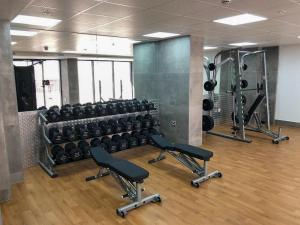直布罗陀Brand New Top Floor Studio - The Hub Gibraltar - Self Catering的一间健身房,里面装有一排哑铃和哑铃