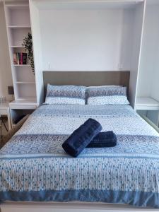 直布罗陀Brand New Top Floor Studio - The Hub Gibraltar - Self Catering的床上有2个枕头
