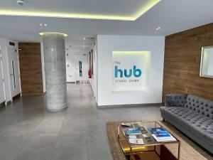 直布罗陀Brand New Top Floor Studio - The Hub Gibraltar - Self Catering的大堂配有沙发和桌子