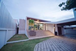 纳仲天Movenpick Pool Villa by Hello Pattaya的前面有一棵棕榈树的房子