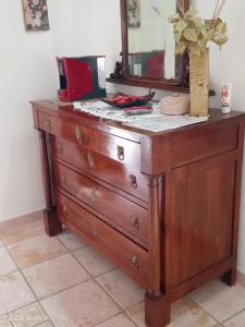奥斯图尼La Chicca di C.Cavour的木制梳妆台,上面有镜子