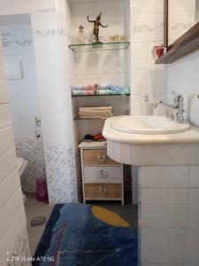 奥斯图尼La Chicca di C.Cavour的一间带水槽、卫生间和镜子的浴室
