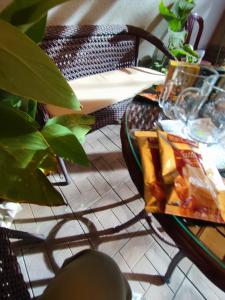 乌拉尔斯克Zest hotel & spa的一张桌子上放着一盘食物